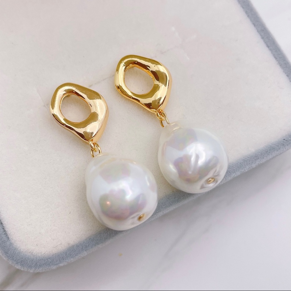 18K gold plated faux baroque pearl earrings - Picture 1 of 4